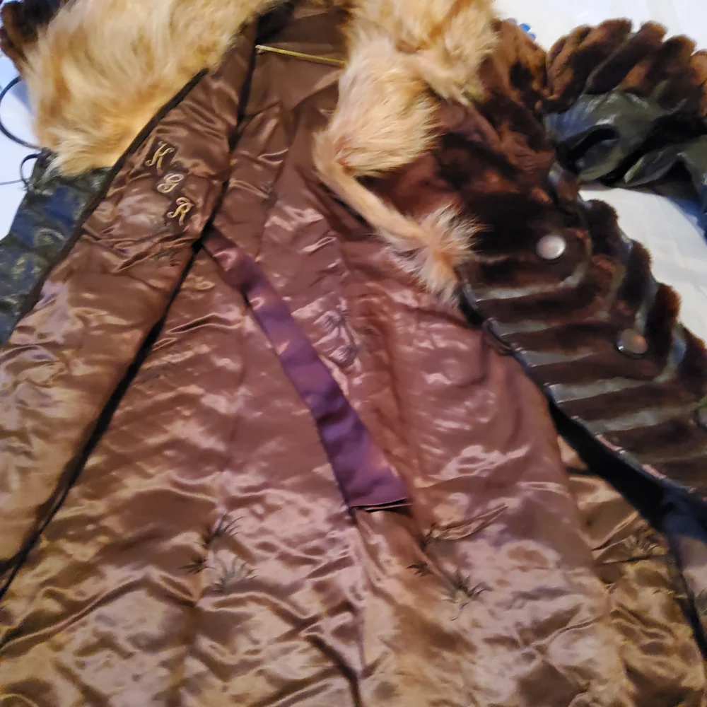 GENUINE MOUTON FUR AND LEATHER COAT WITH RED FOX COLLAR - Picture 5 of 6